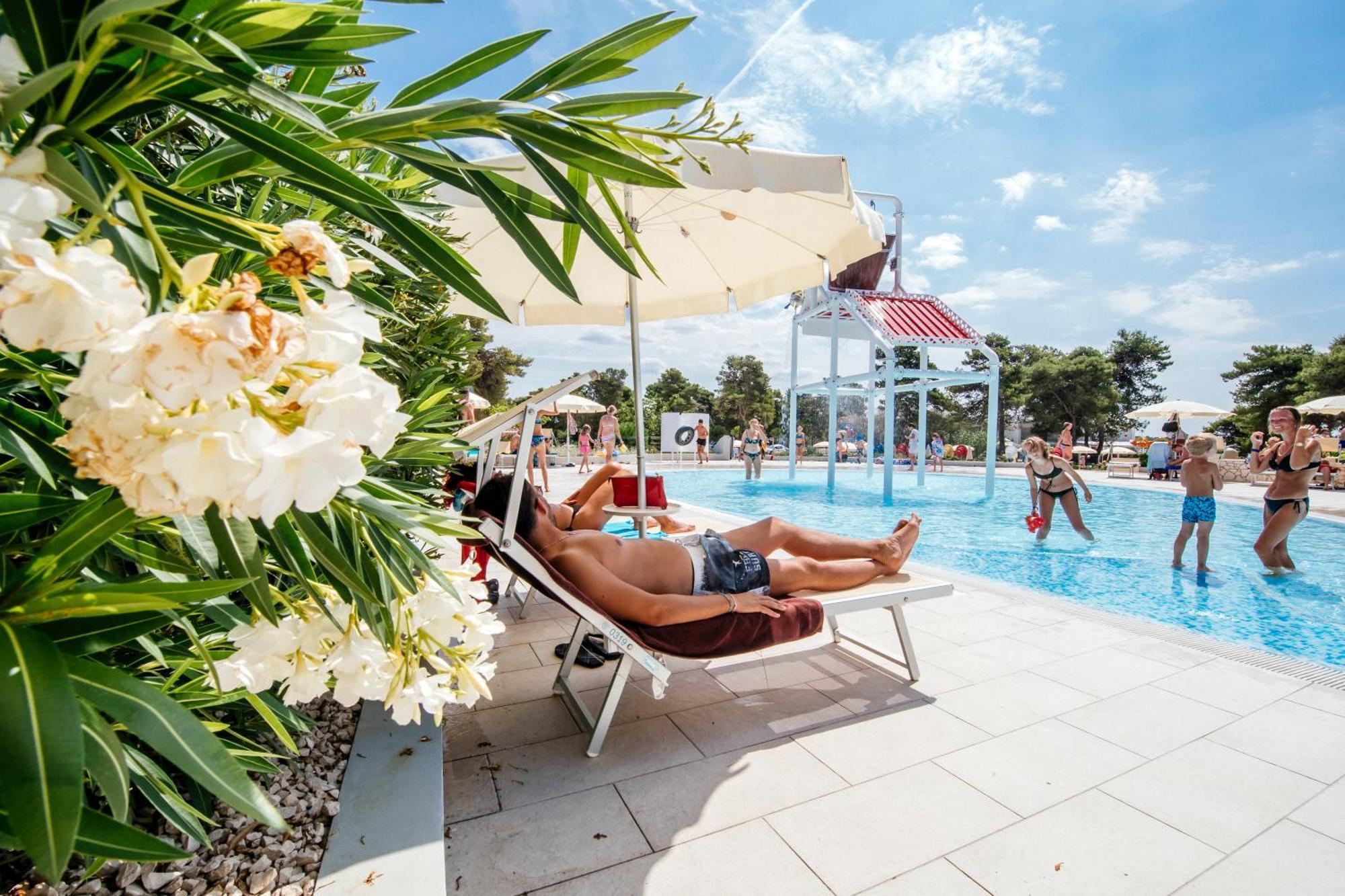 Zaton Holiday Resort Glamping Tents ニン エクステリア 写真