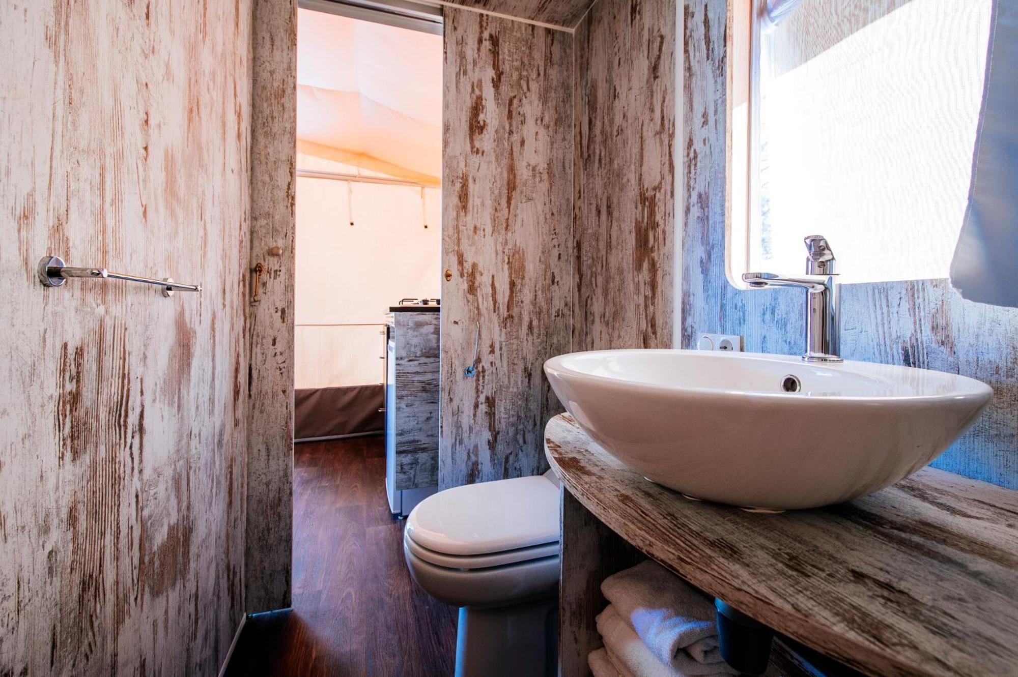 Zaton Holiday Resort Glamping Tents ニン 部屋 写真